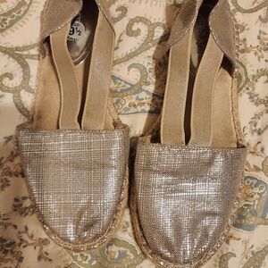 Kenneth Cole Silver Metallic Espadrille Flats with Elastic Straps 9.5